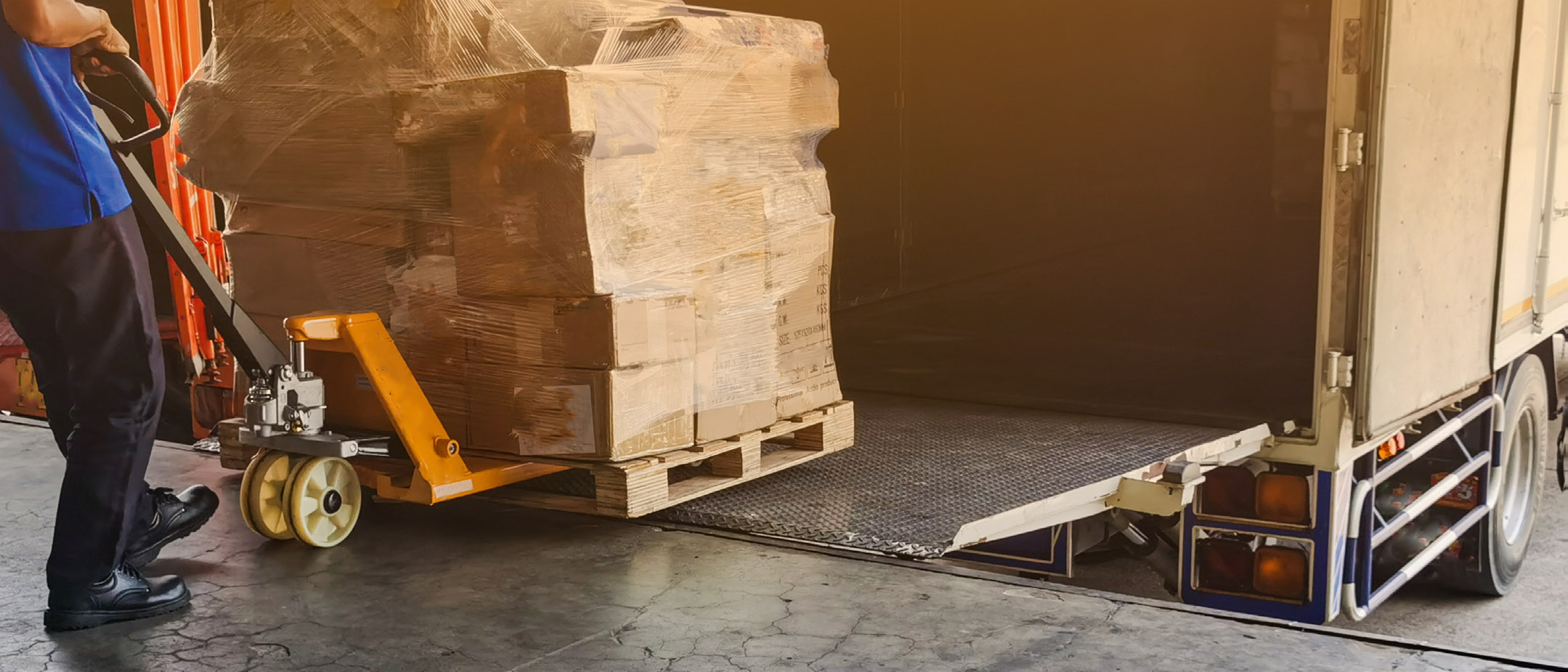 AI and IoT technologies transforming supply chain management